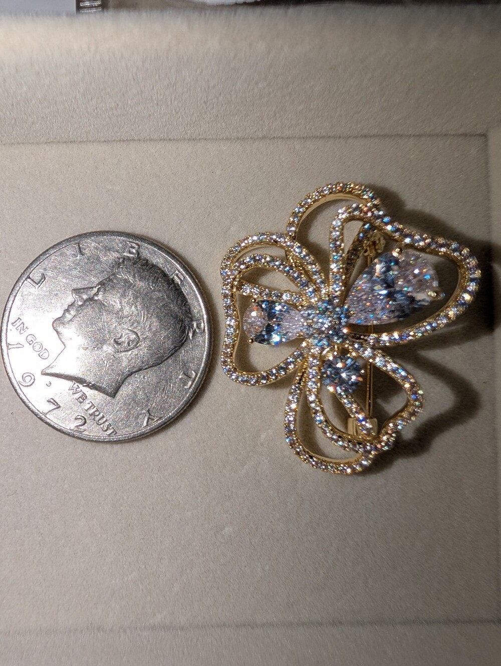 🆕Gold-Tone Crystal Clover Brooch - Sparkling Stones. Precious Brooch.